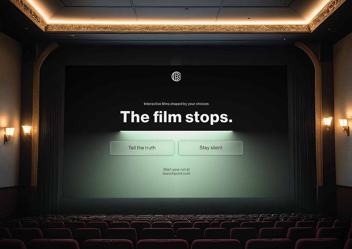 Kinoleinwand mit Branchpoint-Interface und den Auswahlmöglichkeiten „Tell the truth“ und „Stay silent“.