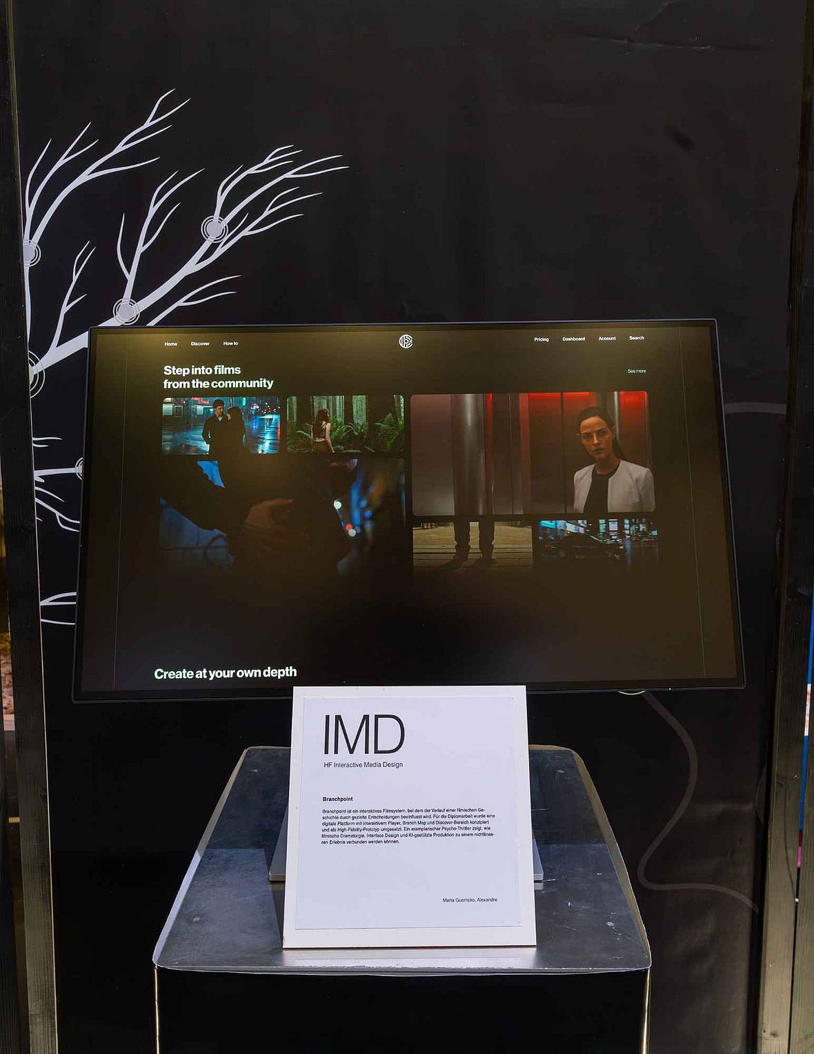 Bildschirm am Ausstellungsstand mit der Branchpoint-Website und verschiedenen Vorschaubildern interaktiver Filme.
