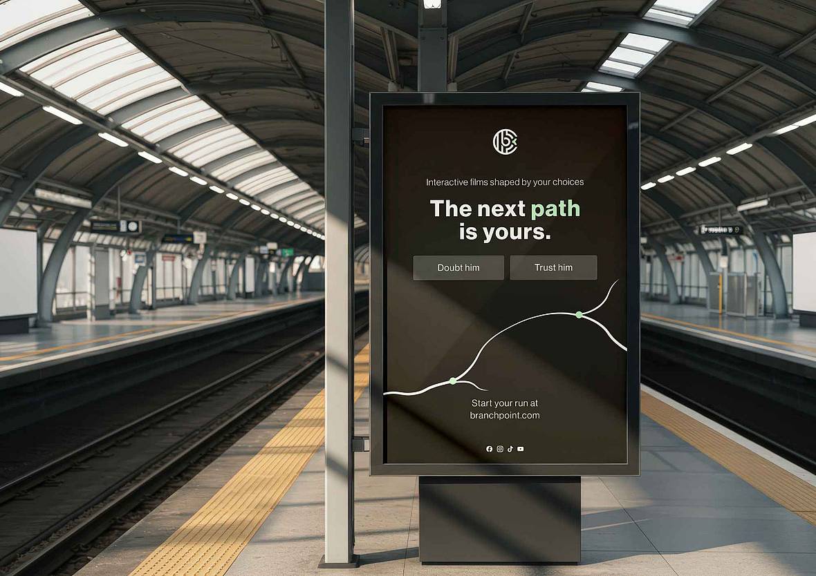 Branchpoint-Werbeplakat an einem Bahnhof mit Entscheidungsmöglichkeiten und einer verzweigten Linie als Gestaltungselement.
