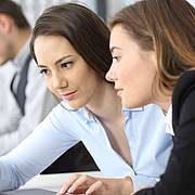 Zwei junge Frauen bei der Arbeit