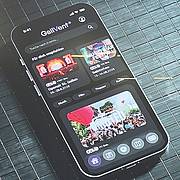 Smartphone mit Event-App-Oberfläche zeigt Empfehlungen, Kategorien und Veranstaltungsdetails auf einem dunklen Interface.
