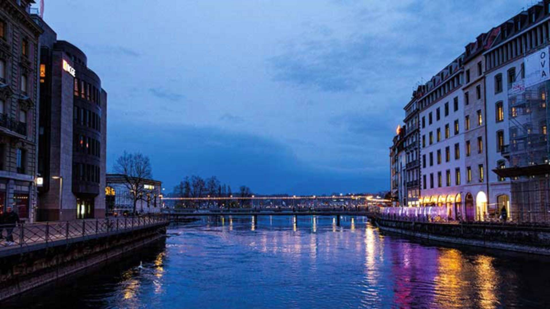 Nachtaufnahme von Genf: Häuser und See