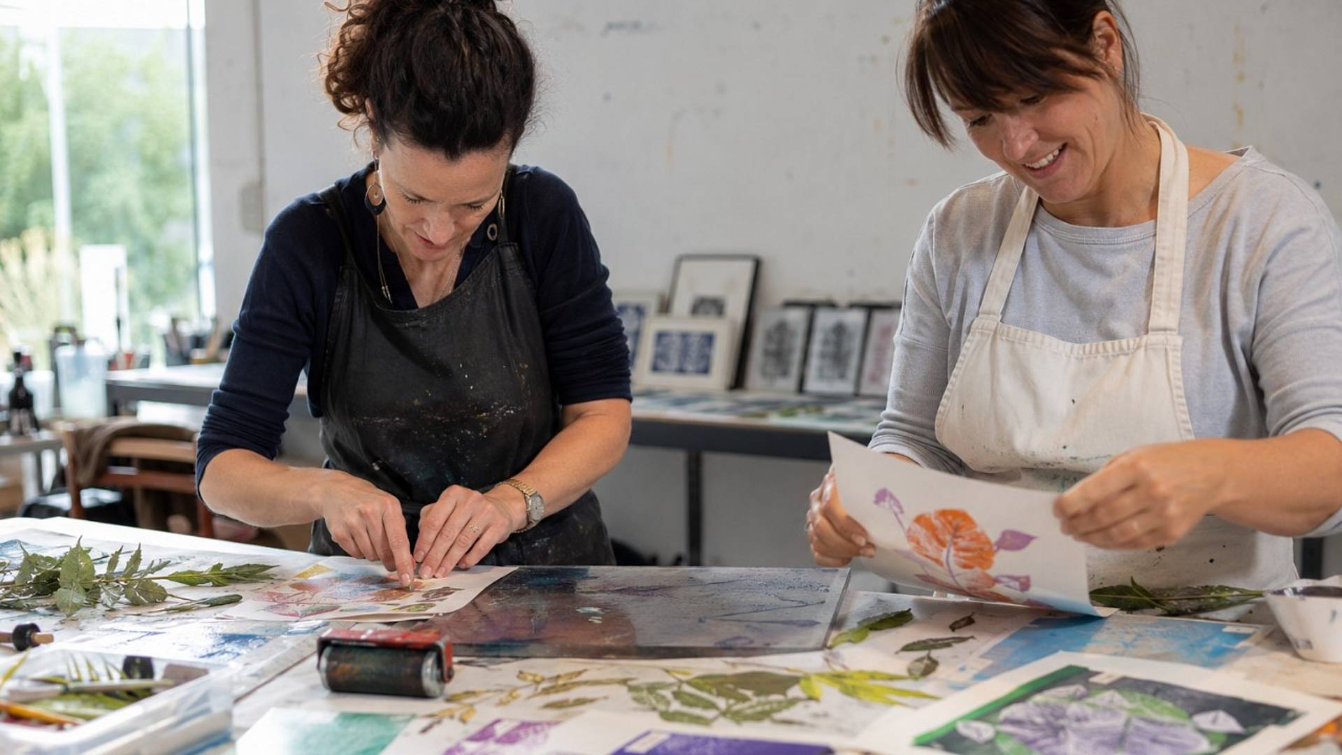 Kreativkurs für Gelliprint und experimentelles Gestalten: Teilnehmende erstellen mit Blättern, Farben und Drucktechniken individuelle Kunstwerke im Atelier.