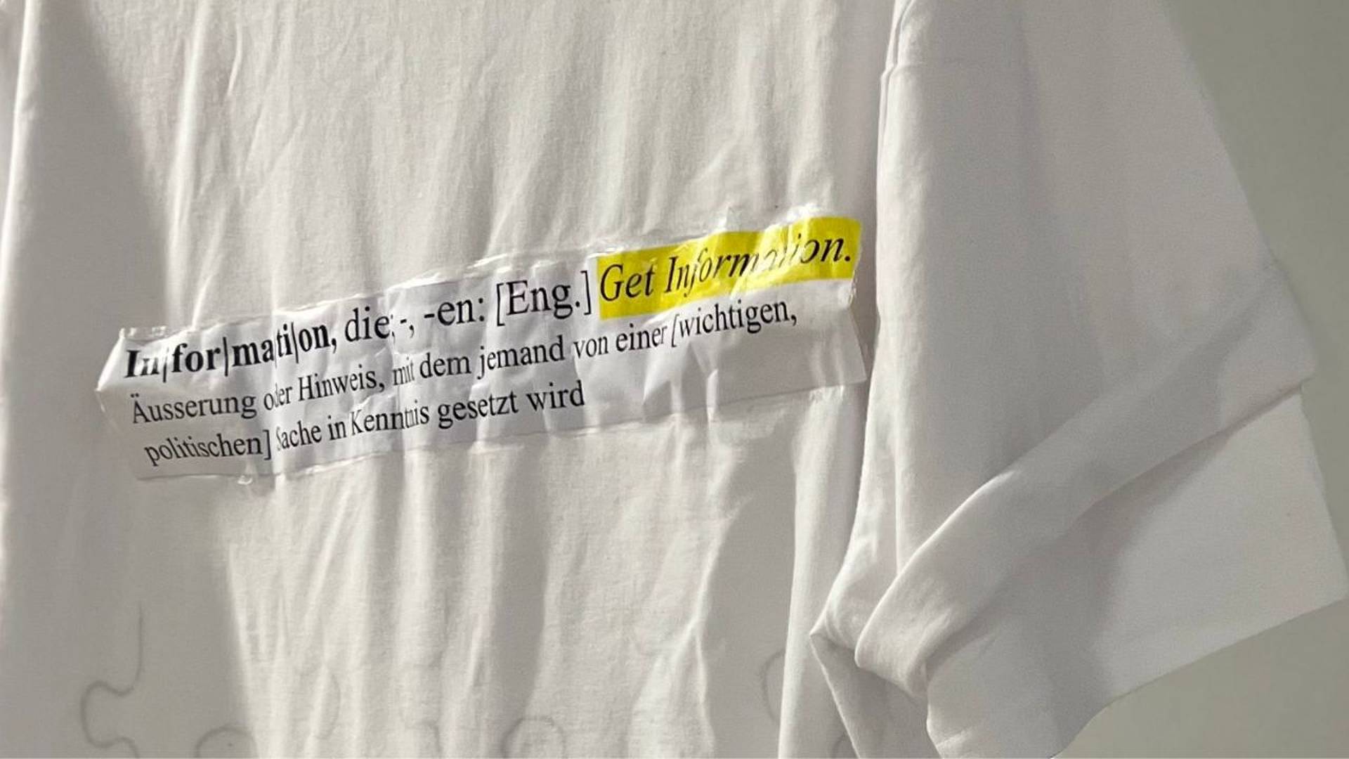 Weisses T-Shirt mit einem Statement bedruckt