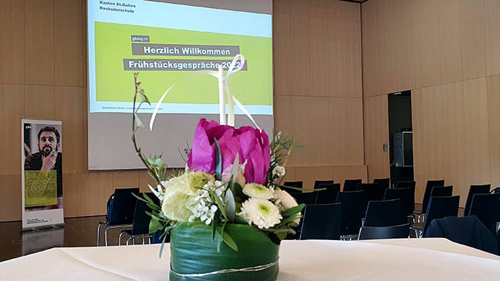 BIM Frühstücksgespräch mit Blume im Vordergrund.