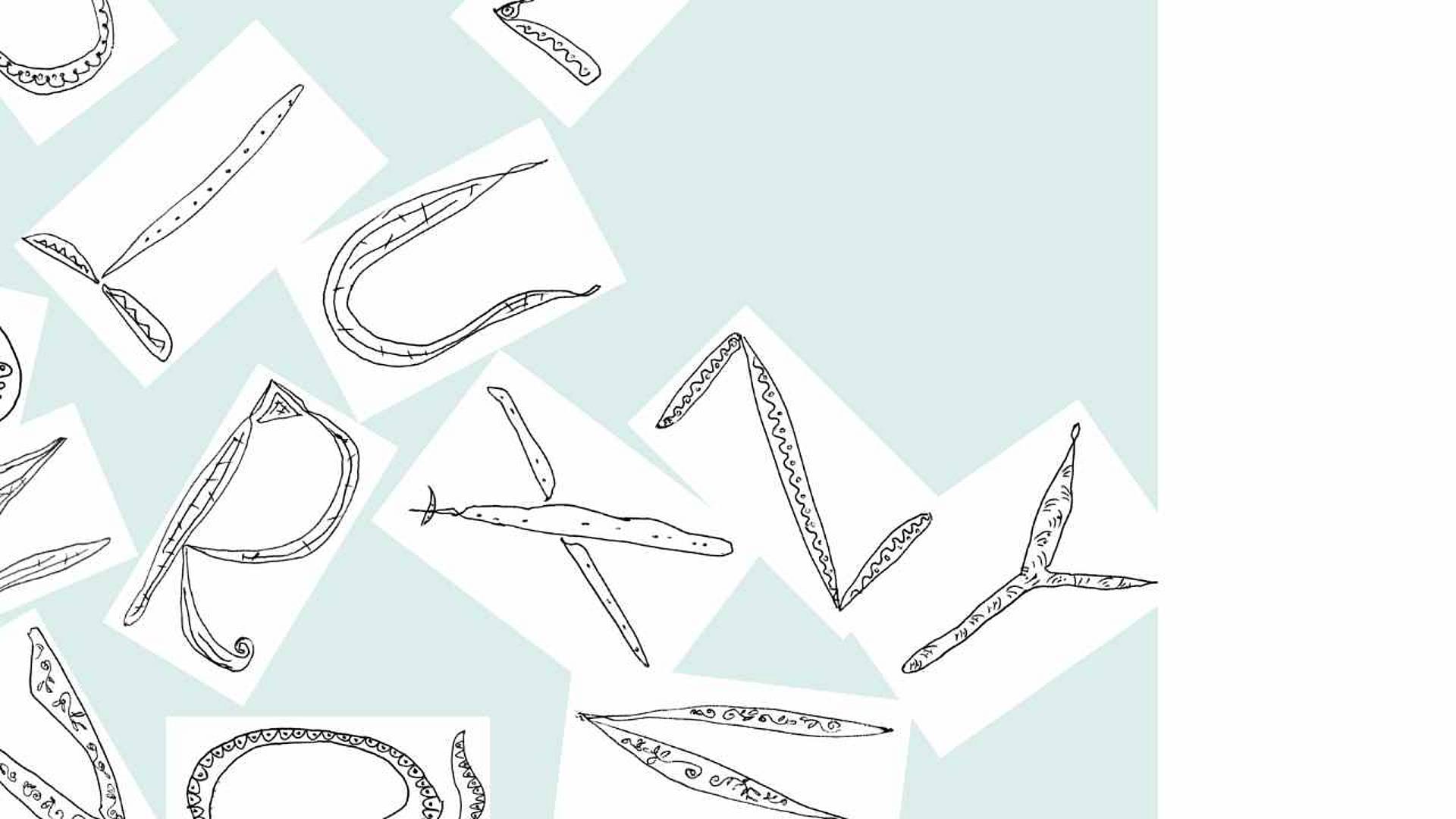 Lose Karten mit handgezeichneten Buchstaben und Formen auf hellblauem Hintergrund angeordnet.