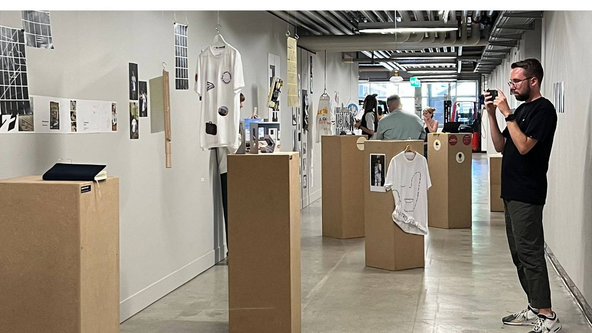 Ausstellung vom Kurs Design Essentials, Mann am Fotografieren