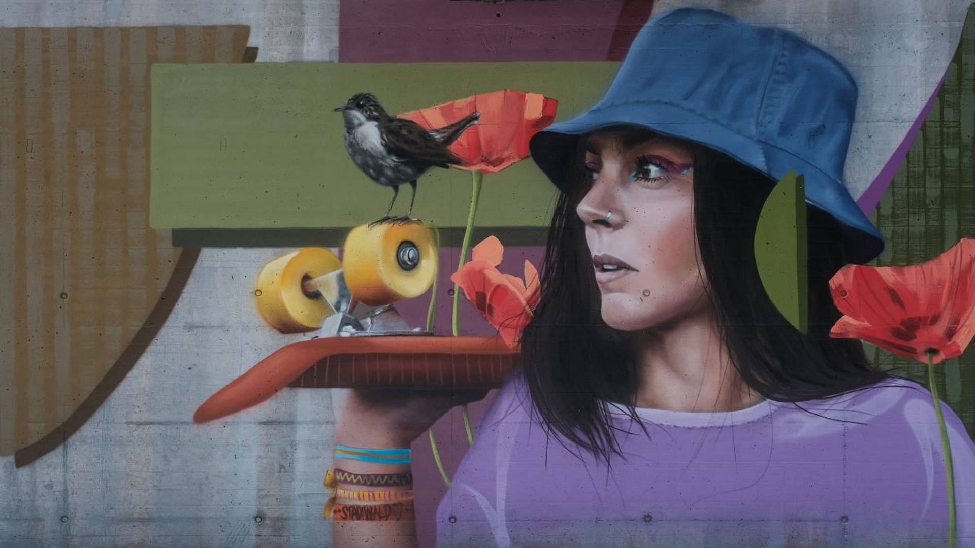 Urbanes Graffiti mit einer Person im Hut, die ein Skateboard mit Rädern hält, darauf ein Vogel und rote Blumen vor farbigem Hintergrund