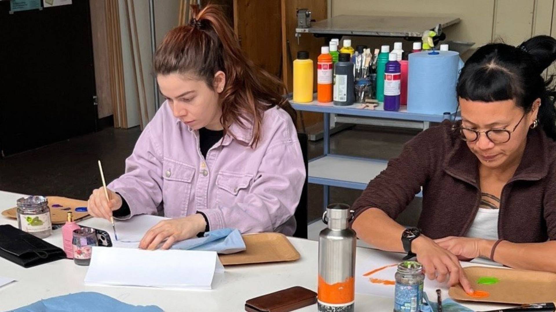 Frauen im Kurs Acryl Selbstporträt am Zeichnen.