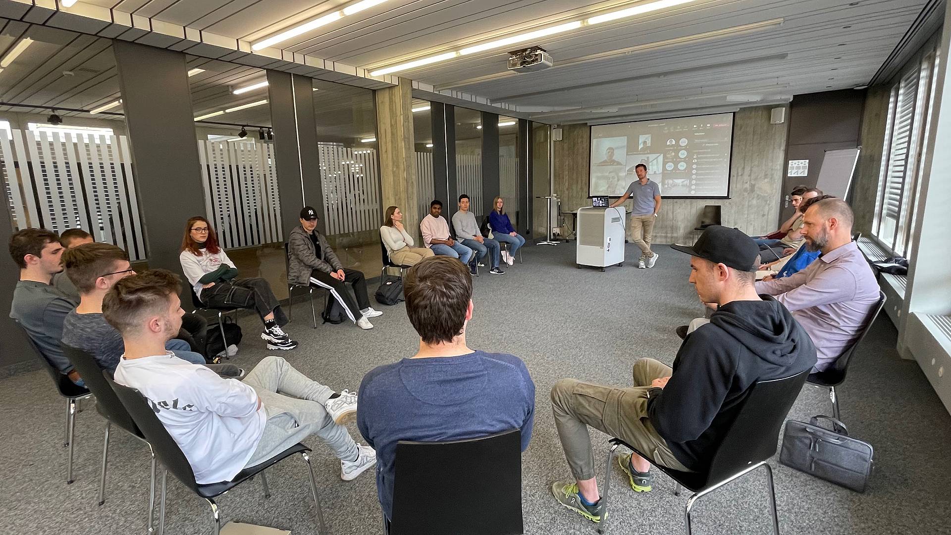 Schulklasse sitzend in Konferenzraum