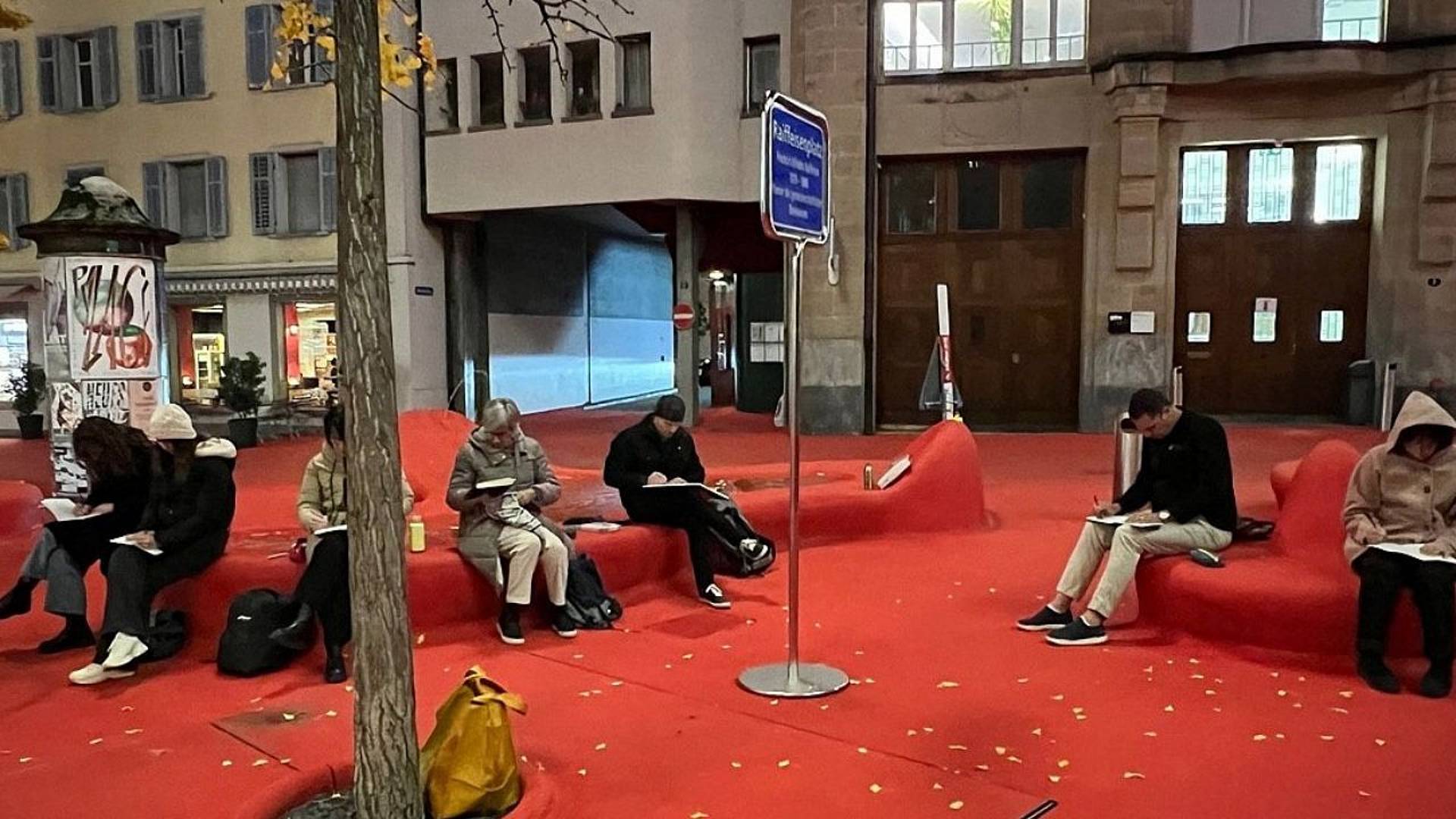 Gruppe von Menschen am Skizzieren