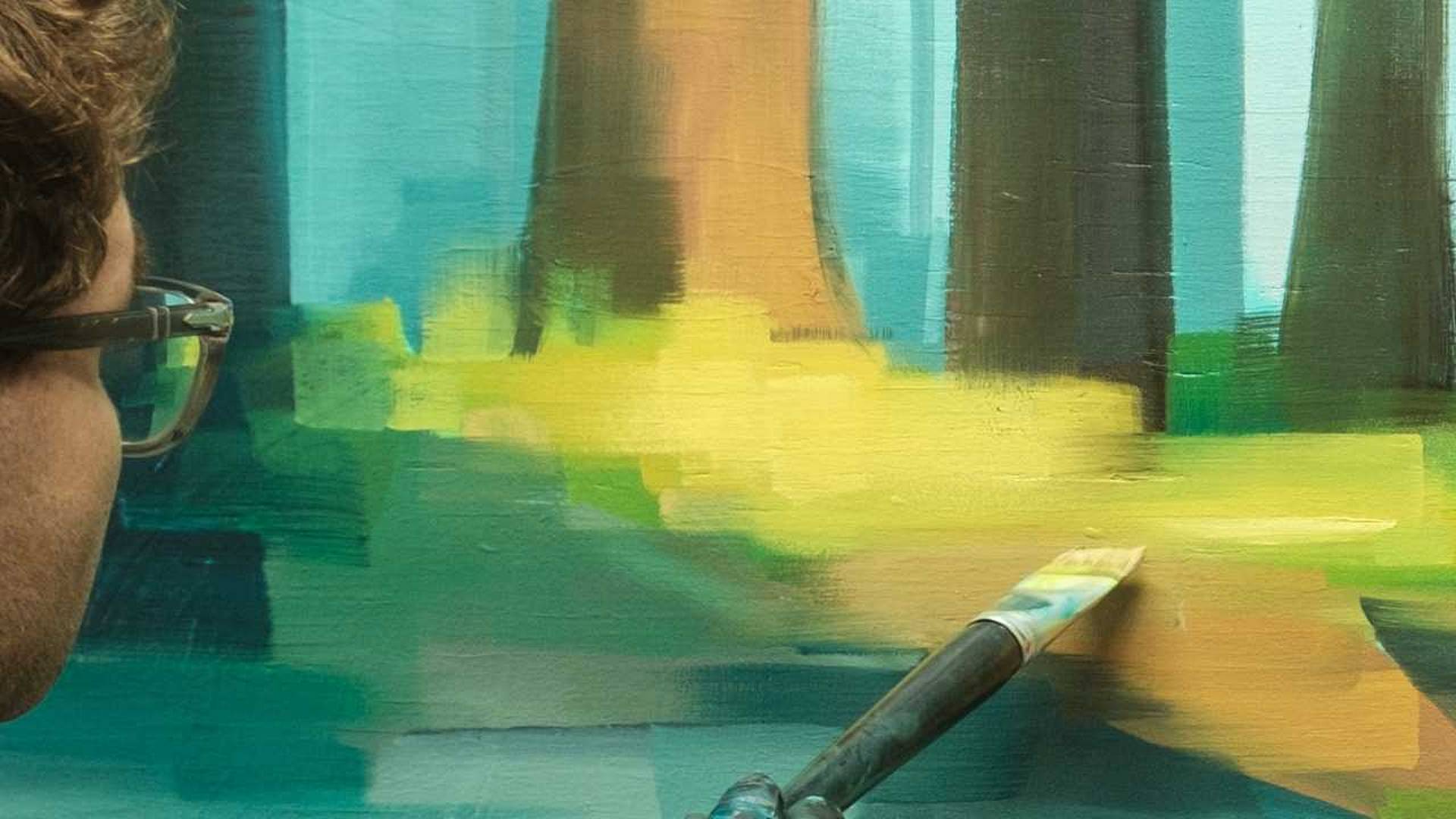 Abstrakte Malerei in Grün, Blau und Gelb mit Pinsel auf Leinwand