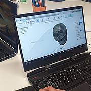 Bild eines Laptops mit einer 3D-Darstellung eines Schädels