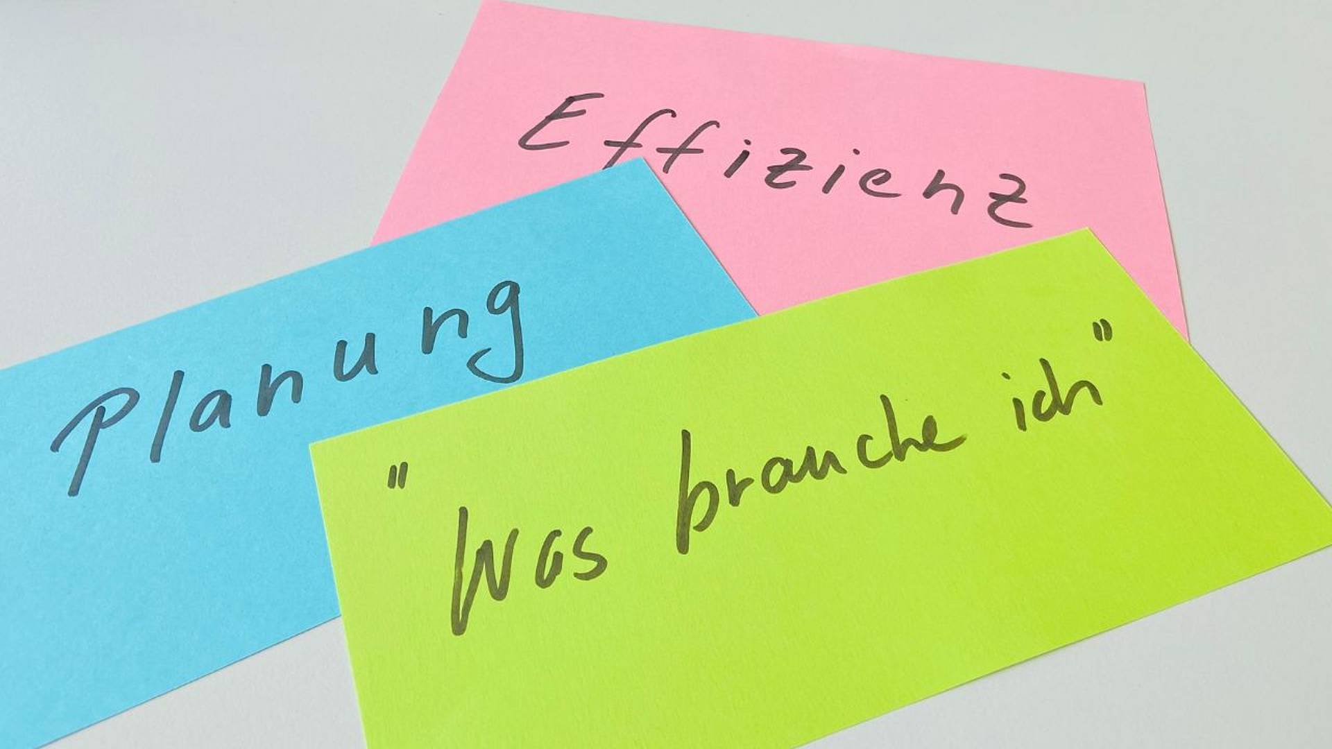 Postit-Zettel mit den Begriffen "Planung", "Effizienz" und "was brauche ich"