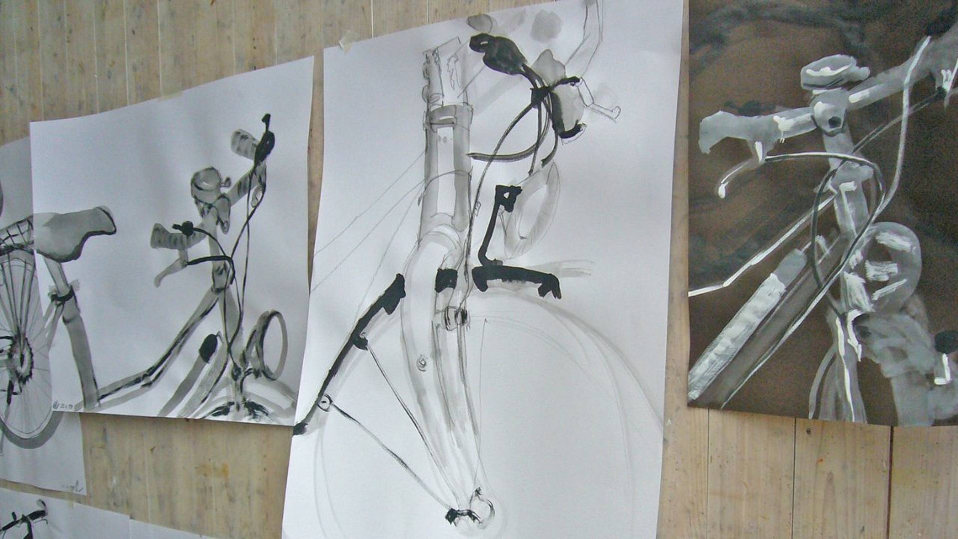 Skizzen eines Fahrrads in schwarz/weiss