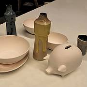 Teller, Vase und Schwein aus Porzellan
