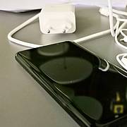 Bild eines Smartphones mit Ladekabel und Stecker