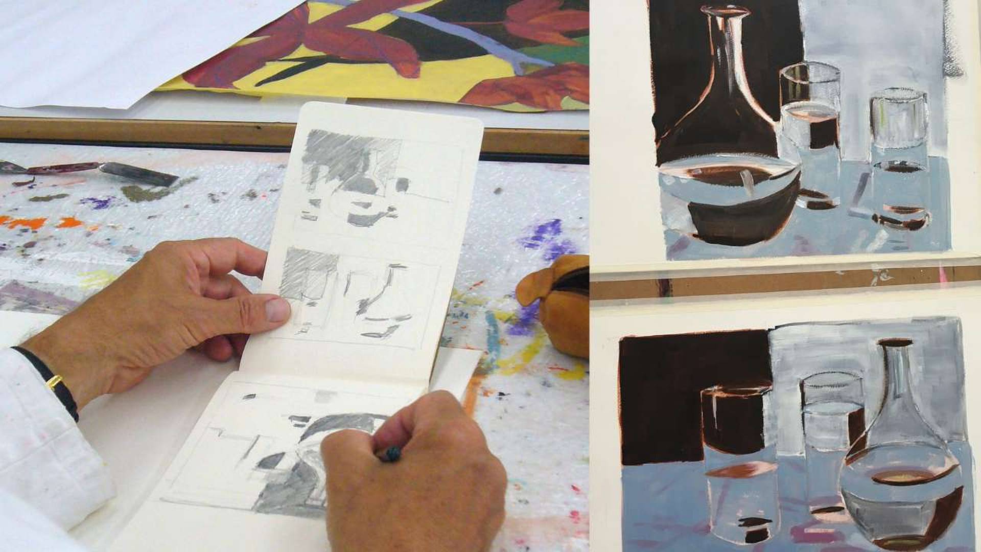 Eine Person macht mit einem Bleistift Skizzen in einem Heft. Daneben zwei Bilder mit einer Karaffe und Gläsern.