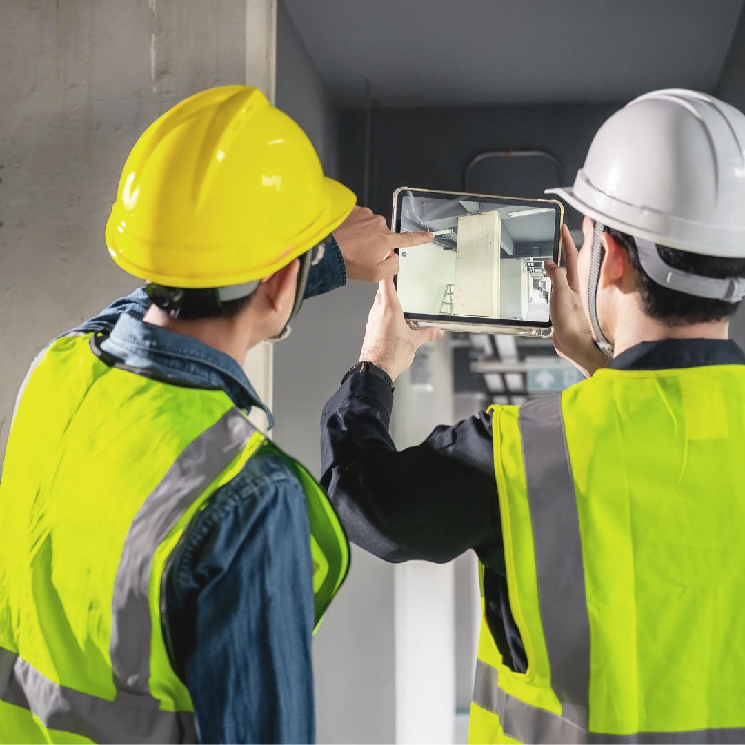 Zwei Bauarbeiter bei der Arbeit mit BIM