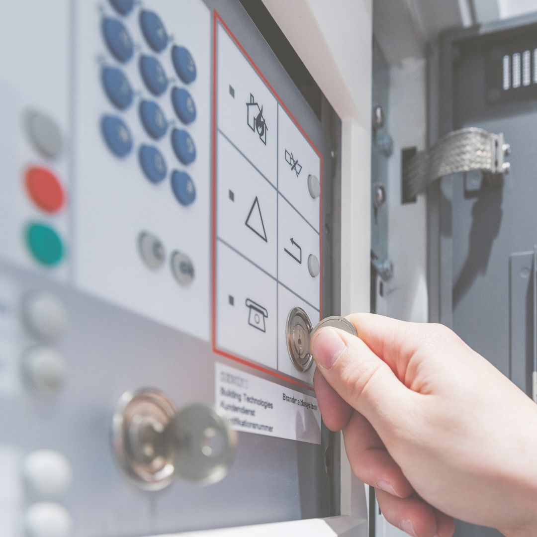 Hand, die einen Schlüssel hält