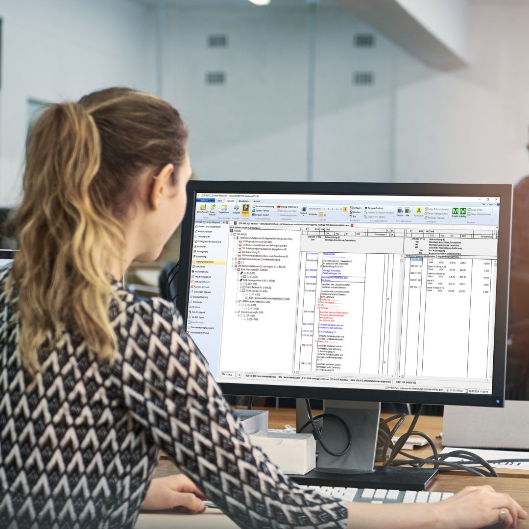 Frau arbeitet am Desktop