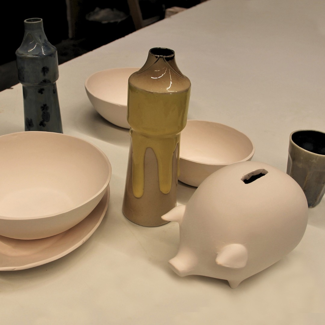 Teller, Vase und Schwein aus Porzellan
