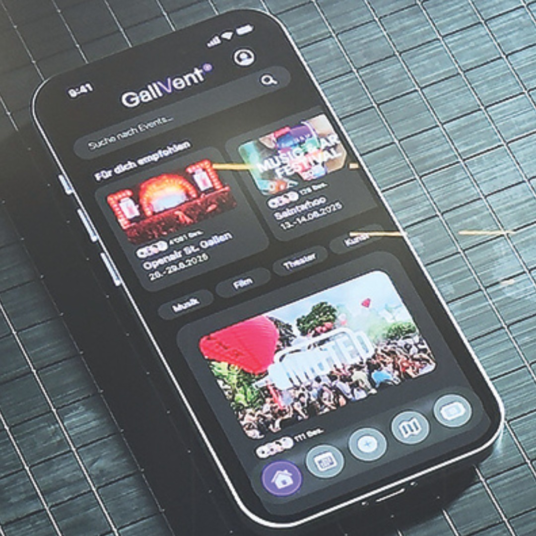 Smartphone mit Event-App-Oberfläche zeigt Empfehlungen, Kategorien und Veranstaltungsdetails auf einem dunklen Interface.